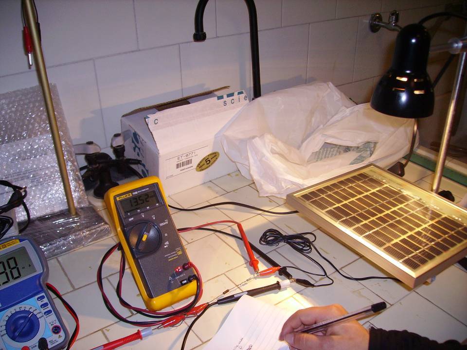 TEST di laboratorio su pannello fotovoltaico assemblato dal nostro kit di celle solari 1X3 pollici 26X78 mm misurazioni col tester