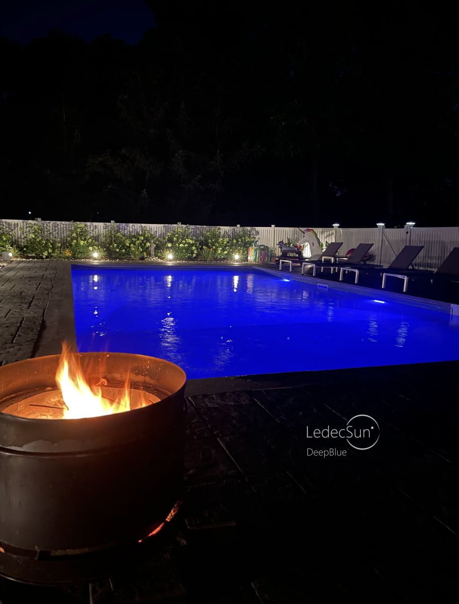 Deepblue solar pool lamp