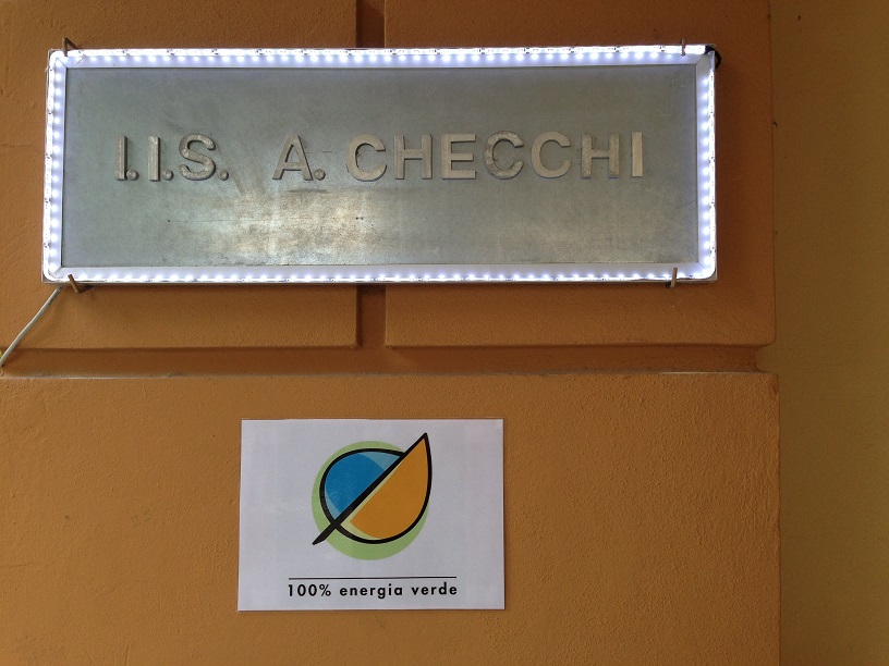 Das Schild der Schule, beleuchtet mit Strom aus den Modulen