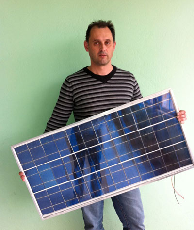 José und das Modul, das er für sein Boot gebaut hat