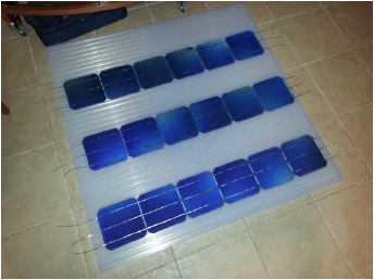 Die gelöteten Strings und der Aluminiumrahmen mit 1 × 1 m Innenmaß