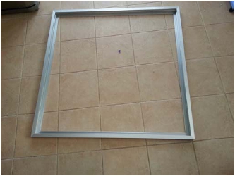 Die gelöteten Strings und der Aluminiumrahmen mit 1 × 1 m Innenmaß